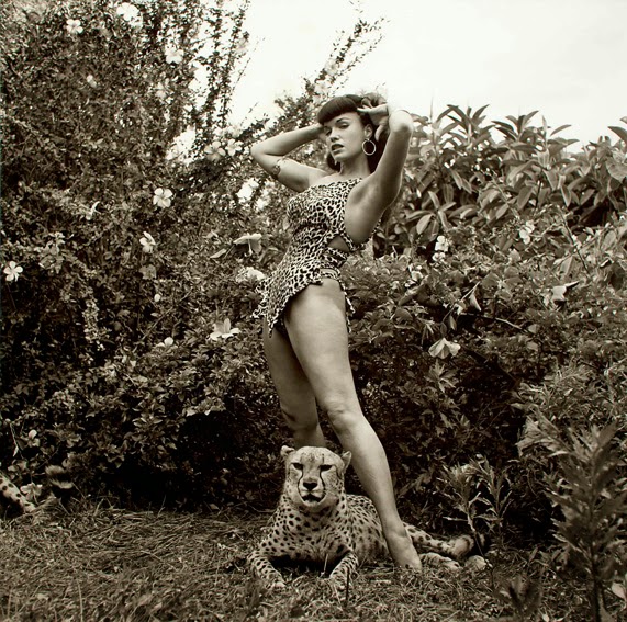 La pin-up Bettie Page en leopard pour Playboy