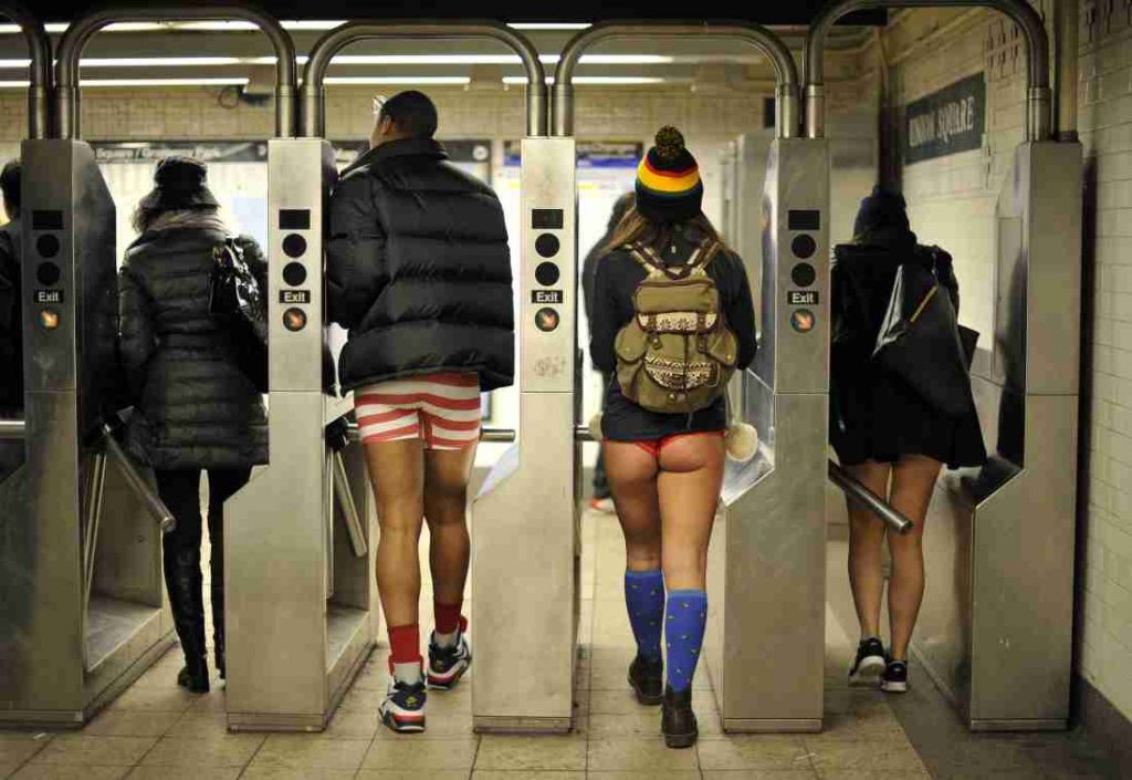 Des passagers du métro new-yorkais participent à la journée mondiale sans pantalon (2014) - © Timothy A. Clary / AFP via Getty Images