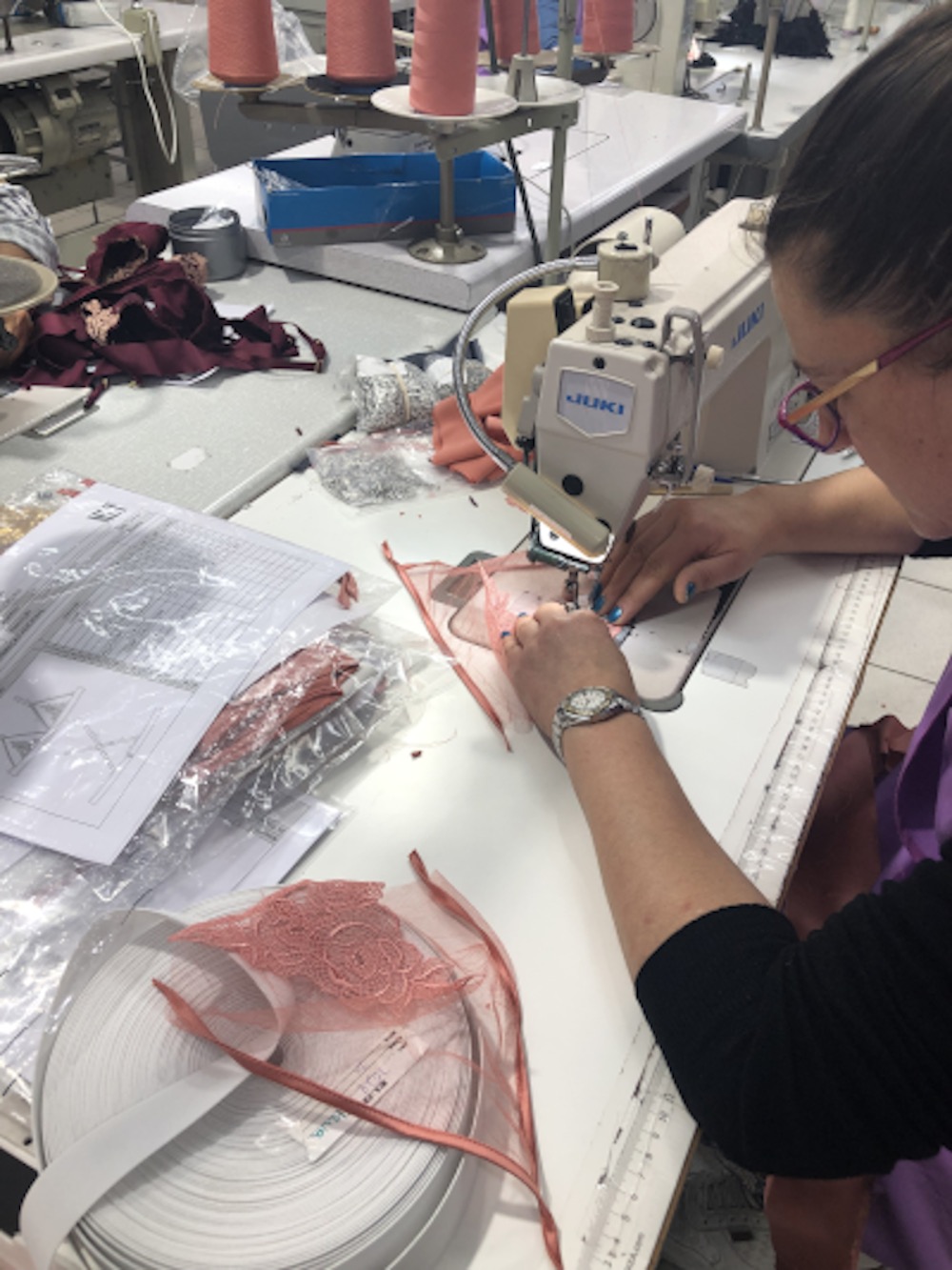 fabrication lingerie fleur of england : couture et assemblage à la main au Portugal 