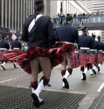 "True Scotsman" - Ecossais portant le kilt à la manière traditionnelle, sans sous-vêtement ©Pinterest