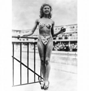 Micheline Bernardini, danseuse, porte le tout premier bikini (1946 © DR)