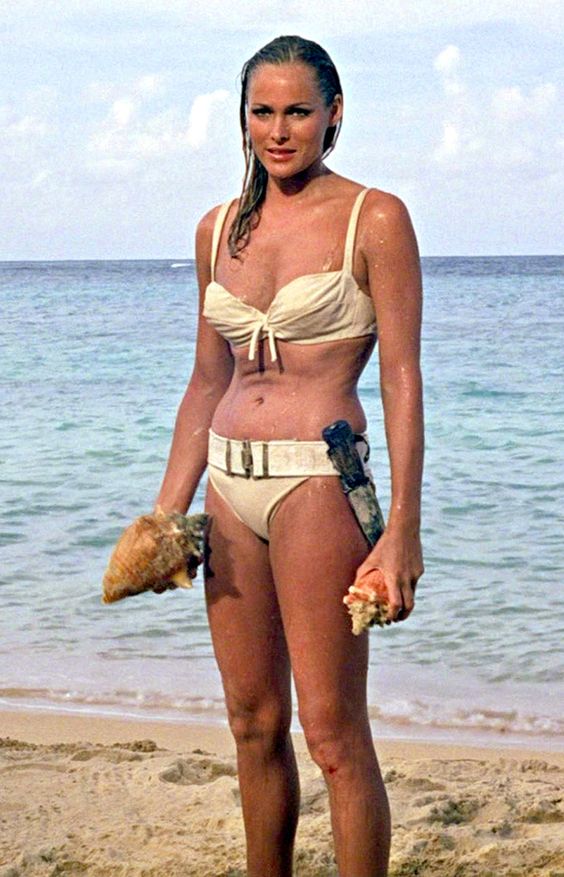 En 1962, le bikini blanc d’Ursula Andress dans James Bond contre Dr No marque les esprits (© Pinterest)