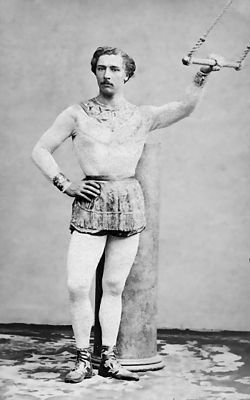 Le trapéziste français Jules Léotard en justaucorps, ancêtre du body en lingerie